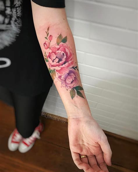 tatuajes brazo mujer flores|tatuajes de flores para dama.